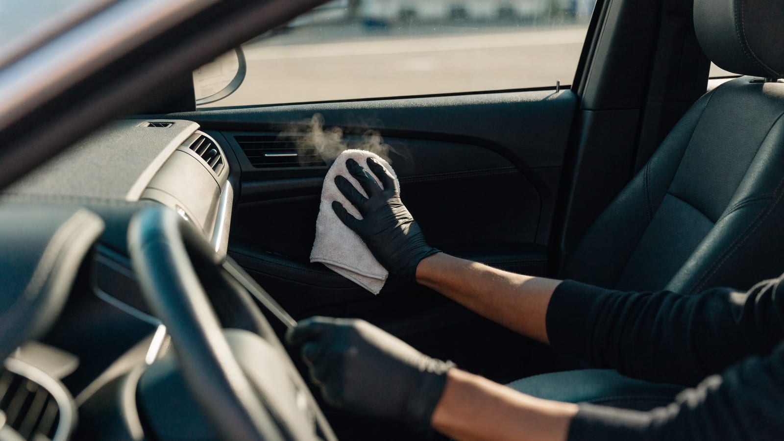 Sådan fjerner du dårlig lugt i bilen – ved kilden