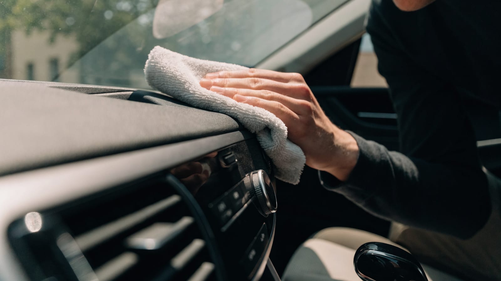 Sådan rengør du bilen indvendigt – trin for trin